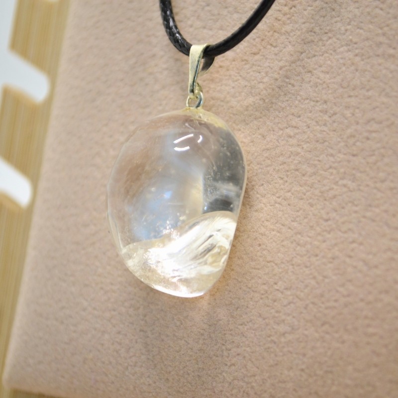 Pendentif en cristal de roche | L'antre de la destinée Pendentif en cristal de roche | L'antre de la destinée