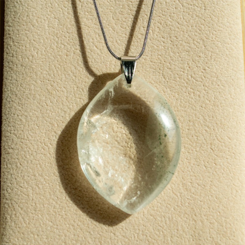 Pendentif - cristal de roche | L'antre de la destinée Pendentif - cristal de roche | L'antre de la destinée