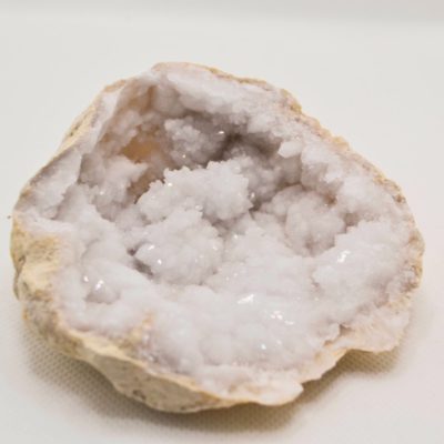 Demi géode en cristal de roche Demi géode en cristal de roche